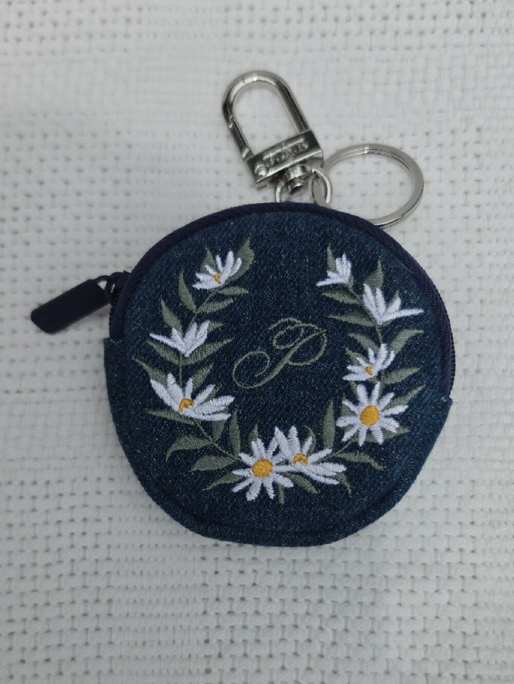 VICTORIA'S SECRET Embroidered Daisy Monogram Coin Pouch Keychain Bag Charm - Picture 2 of 5